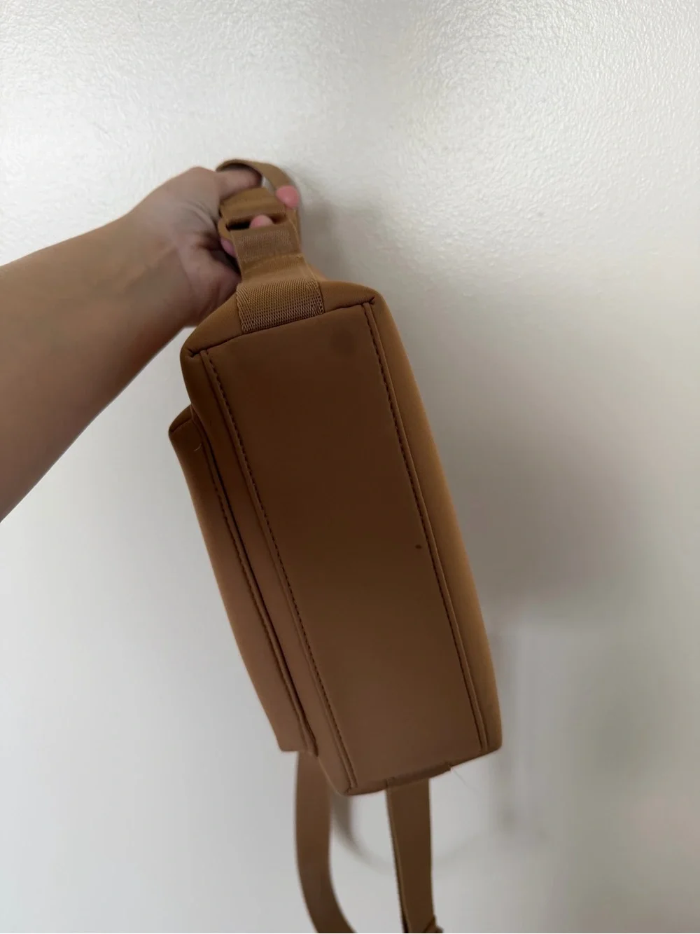 DAGNE DOVER MICAH NEOPRENE CROSSBODY in Camel